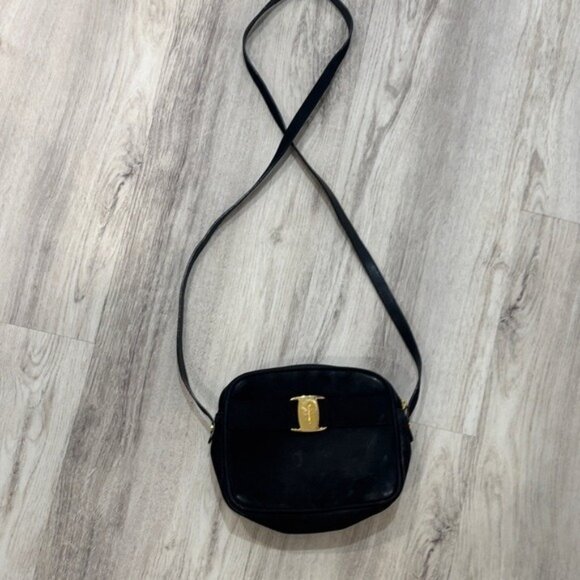 Ferragamo Womens Vara bow black suede cross body bag Elegant Black Crossbody Bag - Picture 1 of 9